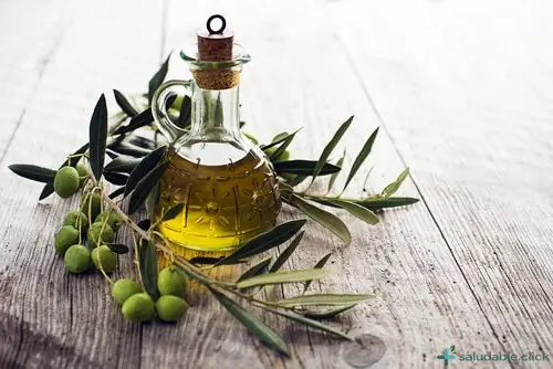 Botella de aceite de oliva, una solución natural para reducir el zumbido en los oídos